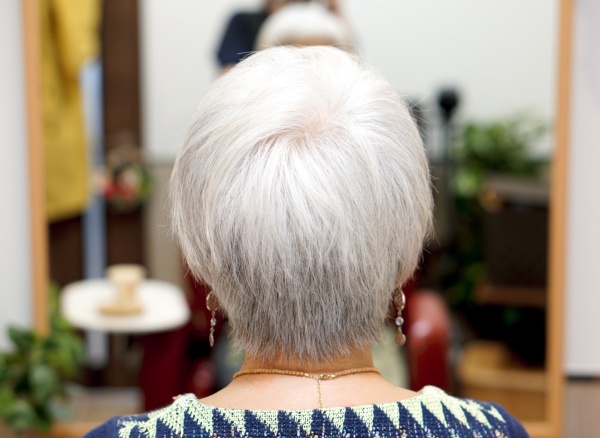 ヘアカラーをやめて グレーヘアーのショートヘア ヘアリセッターで髪の根元に弾力を シャイニーソルン 西宮市阪神甲子園駅徒歩５分の理容室 ヘナとヘアリセッター取扱店 ブライダルシェービング 床屋 散髪 Hair Salon トークと女性サロン シャイニーソルン